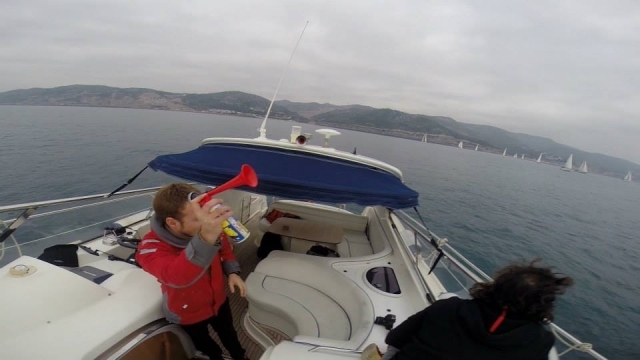 hombre y mujer en velero